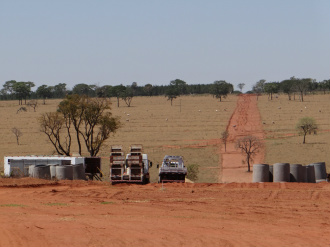 Governo Estado fecha o ano com MS 040 em obras Tubos para ser aplicados nas passagens de córregos já estão sendo empregados no local (Foto: Perfil News)