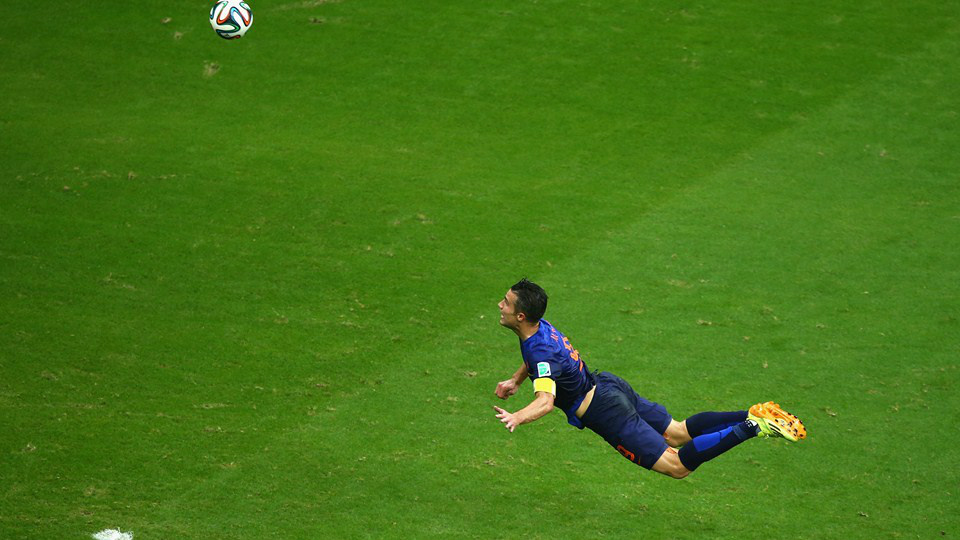 Talvez, até o momento, o gol mais bonito da Copa 2014: Van Pierse cabeceia para empatar a partida e começar a virada da Holanda contra a Espanha (Foto: Fifa)