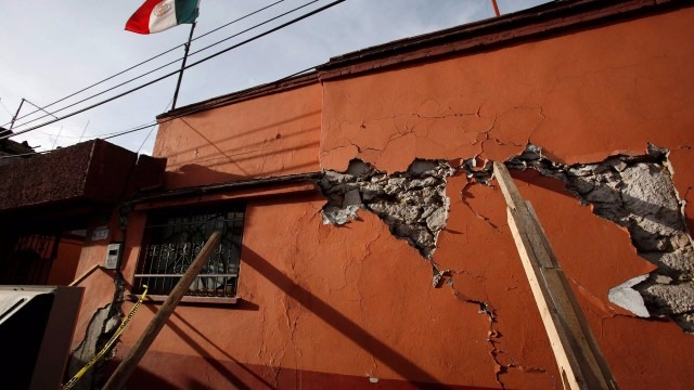 A bandeira do México tremula junto a prédio danificado pelo abalo da última terça-feira na cidade de Xochimilco Foto: REUTERS/GINNETTE RIQUELME