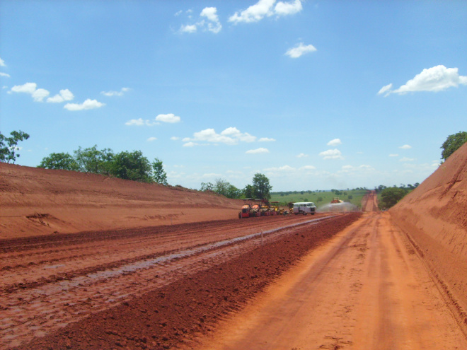 Governo Estado fecha o ano com MS 040 em obras Em alguns trechos da MS 040 obra está adiantada, onde o solo está compactado e pronto para receber camada asfáltica (Foto: Perfil News)