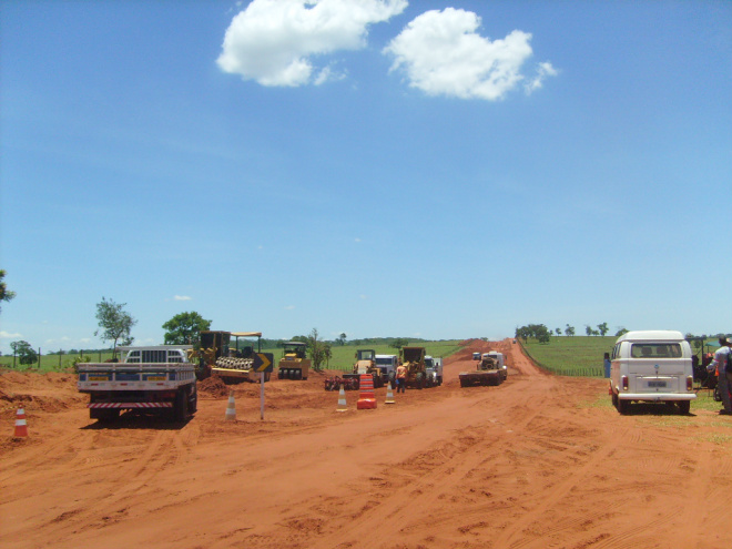 Governo Estado fecha o ano com MS 040 em obras A obra foi dividade em dez trechos, onde várias empreiteiras estão trabalhando em ritmo acelerado (Foto: Perfil News)