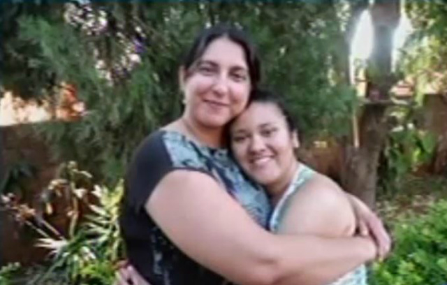 Após 19 anos, meninas descobrem terem sido trocadas na maternidade Lorraine e a sua mãe de criação (foto: Divulgação)