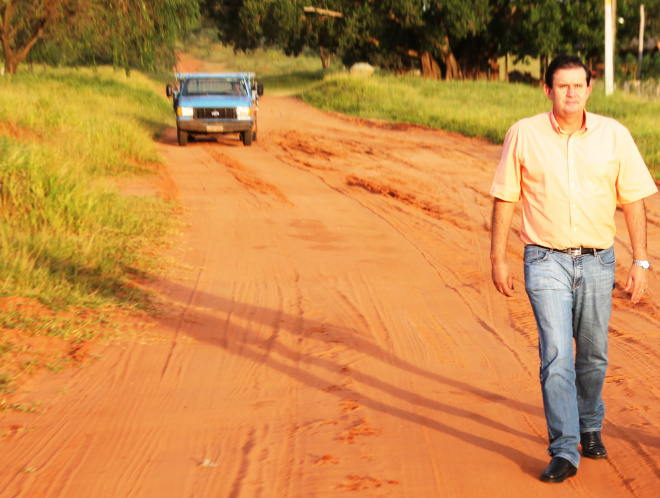 Governo Estado fecha o ano com MS 040 em obras O deputado Eduardo Rocha recentemente esteve em Santa Rita do Pardo e disse que rodovia depois de concluída será a rota do desenvolvimento de Santa Rita do Pardo (Foto: Ricardo Ojeda)