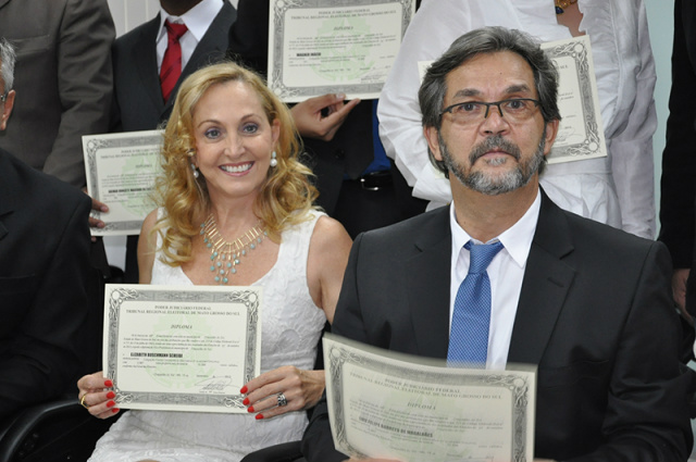 Prefeito de Chapadão do Sul é afastado do cargo; vice assume A vice-prefeita e Luiz Felipe, quando da diplomação (Foto: Google)