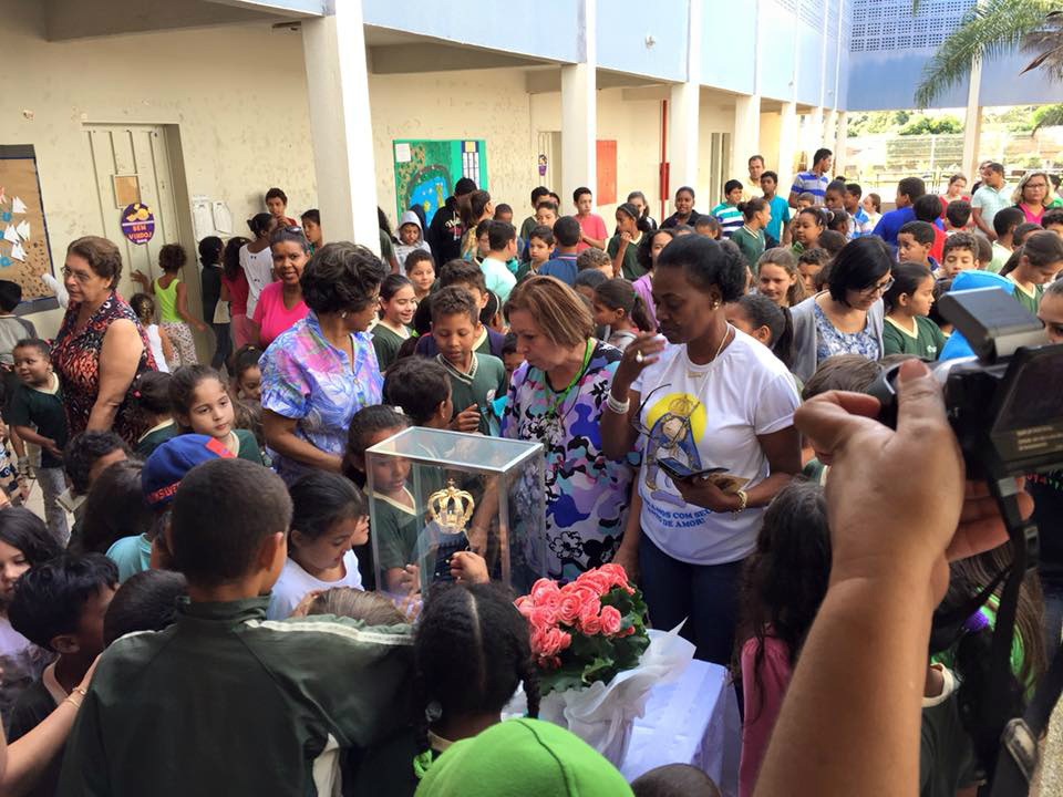 A peregrinação percorreu vários bairros e respeitou a fé de cada pessoa.  (Foto: Assessoria)