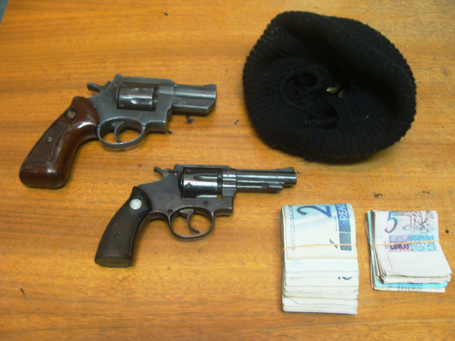 Armas e dinheiro apreendidos com os acusados(Foto: Ricardo Ojeda)