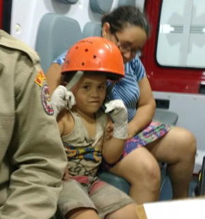 Arthur na unidade de resgate do Corpo de Bombeiros. (Foto: Divulgação/ WhatsApp).
