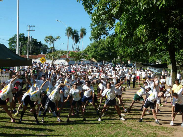 Antes das provas, os participantes realizaram um alongamento para encarar a corrida (Foto: Divulgação)