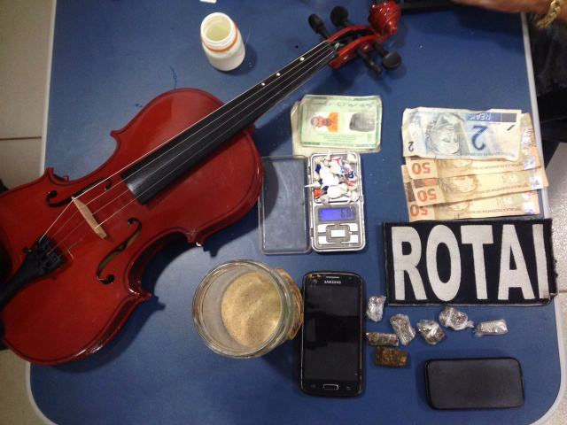 2º BPM prende homem em flagrante por tráfico de drogas Objetos encontrados com homem suspeito de tráfico de drogas no bairro Interlagos (Foto: Assessoria)