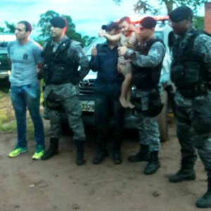 Arthur com policiais militares que participaram das buscas. (Foto: Divulgação/ WhatsApp). 