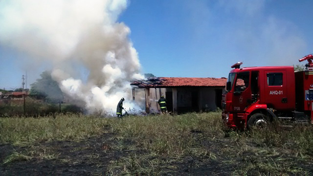 Uma casa abandonada pega fogo na Vila Piloto nesta segunda-feira (17)