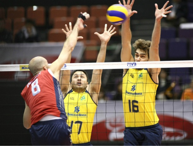 Brasil freia reação dos EUA e lidera a competição Marlon e Lucão no bloqueio brasileiro na partida contra os Estados Unidos
Foto: FIVB/Divulgação
