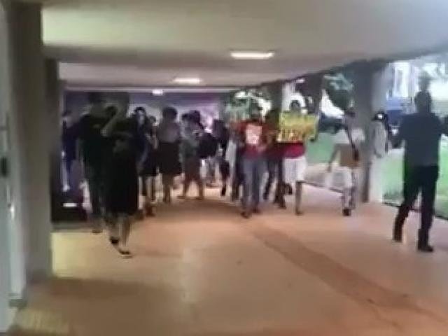 Para evitar "despejo", estudantes ocupam Diretório Central da UFMS Acadêmicos durante a manifestação pelo corredor central da UFMS, no final desta tarde. (Foto: Daniele Matos)