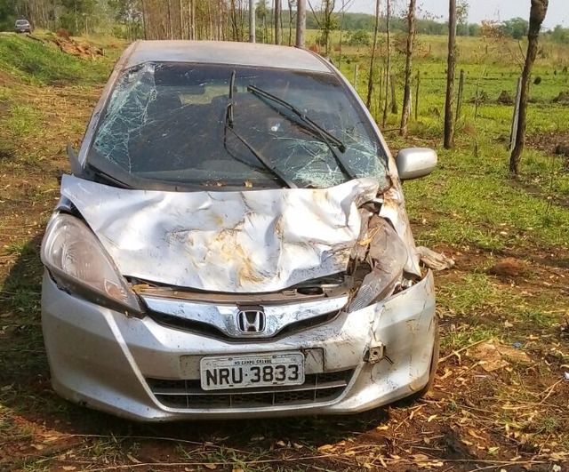 Após capotamento, carro é abandonado por condutor em Amandina O carro foi encaminhado para a delegacia de Polícia Civil de Ivinhema (PMR / Divulgação)