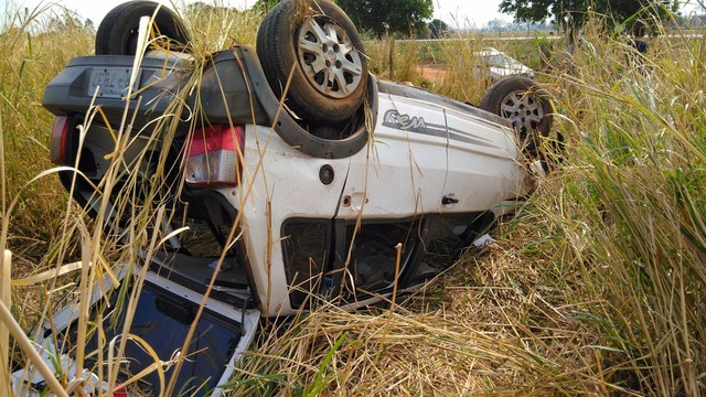 Veículo ficou parcialmente destruído (PMR / Divulgação)