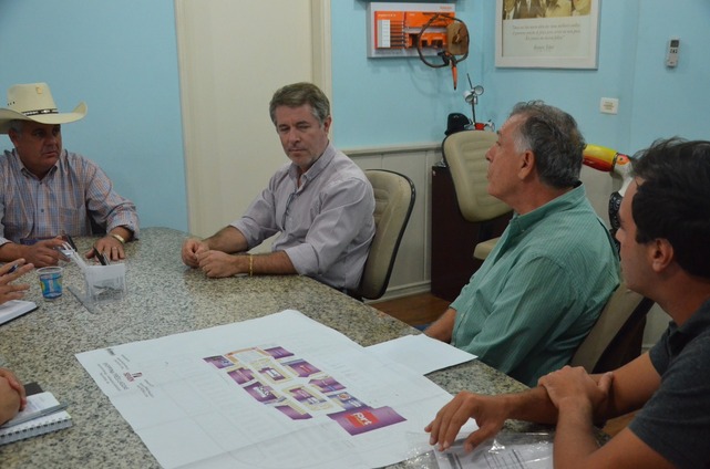 Prefeito se reúne com empresário para tratar sobre a retomada das obras do Shopping Durante a reunião empresário também conversou com a Elektro sobre a religação da energia elétrica. Foto: Divulgação