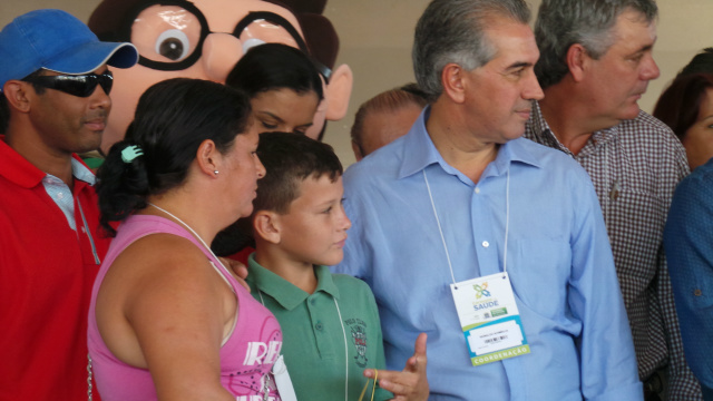 Durante o encerramento da Caravana da Saúde o governado Reinaldo Azambuja pediu para a criança subir ao palco junto com sua mão e prometeu a cirurgia que foi realizada com sucesso em Campo Grande (Foto: Ricardo Ojeda)