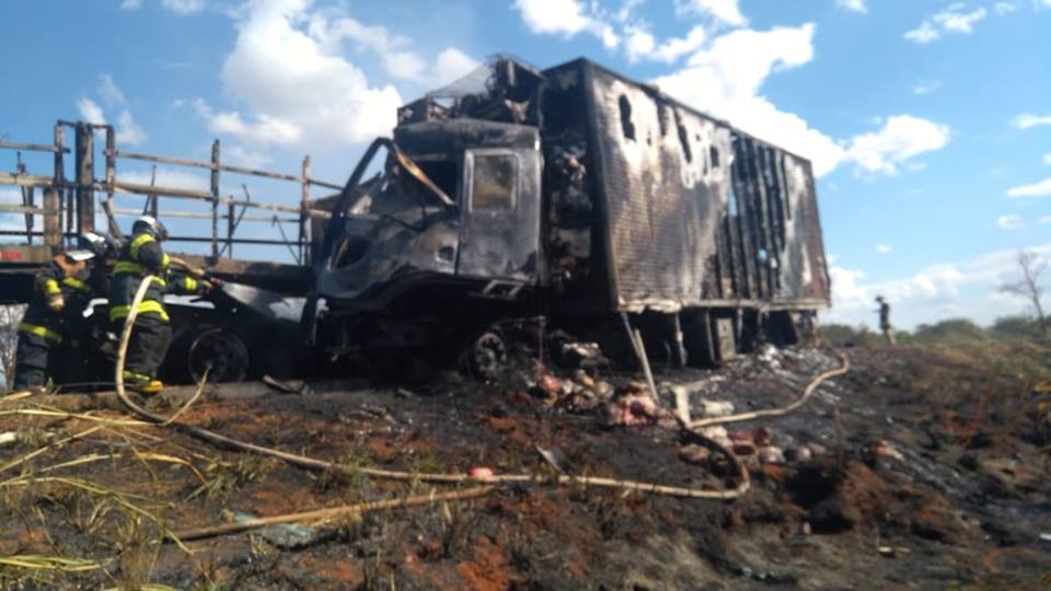 Carretas batem de frente e pegam fogo na BR-267 entre Nova Alvorada e Nova Casa Verde Foto: Corpo de Bombeiros