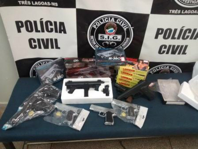 Comerciantes do Shopping Popular têm mercadorias apreendidas pelo SIG Armas de brinquedo foram apreendidas pelos policiais civis. (Foto: Assessoria)