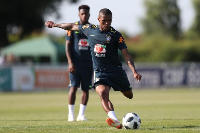 Douglas Costa está uma lesão leve na coxa esquerda e já iniciou tratamento, explicou o médico Rodrigo Lasmar - Direitos reservados/Lucas Figueiredo - CBF