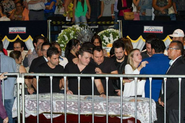 Thaeme, Thiago, Gabriel Valim e outros famosos se despedem do amigo Cristiano (foto: R7)