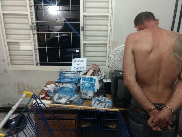 No carrinho o suspeito levava um televisor, carne, lâmpada, torneira, transformador de energia, ventilador entre outras coisas. Foto: Divulgação 2ºBPM.