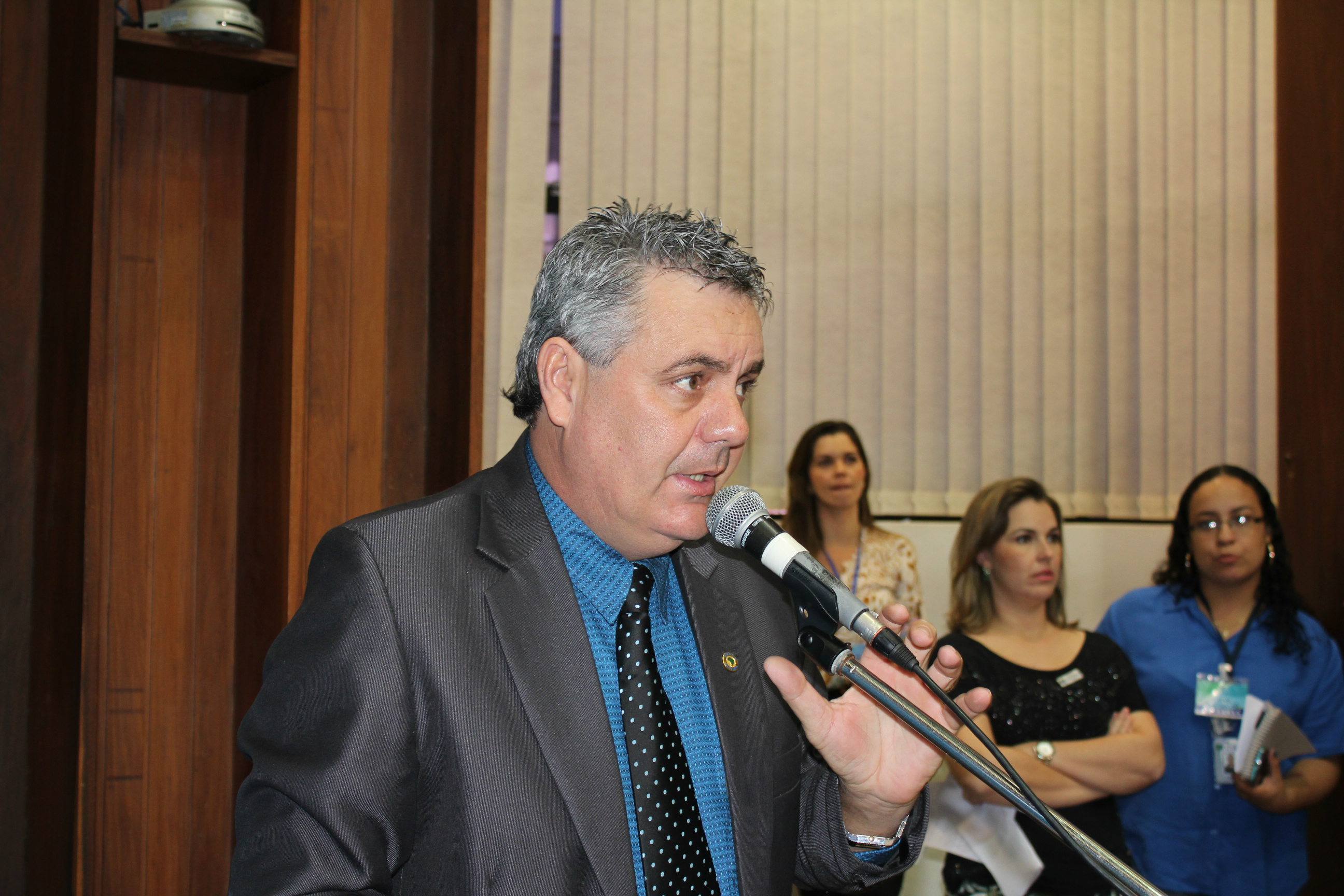 Deputado Angelo Guerreiro durante a sessão plenária na quarta-feira. (Foto: Assessoria)