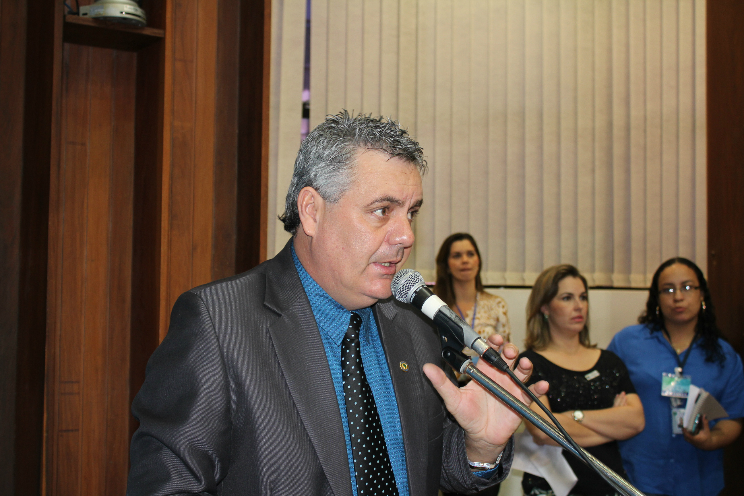 Guerreiro pede por melhor estrutura no trânsito de cidades da região leste Deputado Angelo Guerreiro durante a sessão plenária na quarta-feira. (Foto: Assessoria)