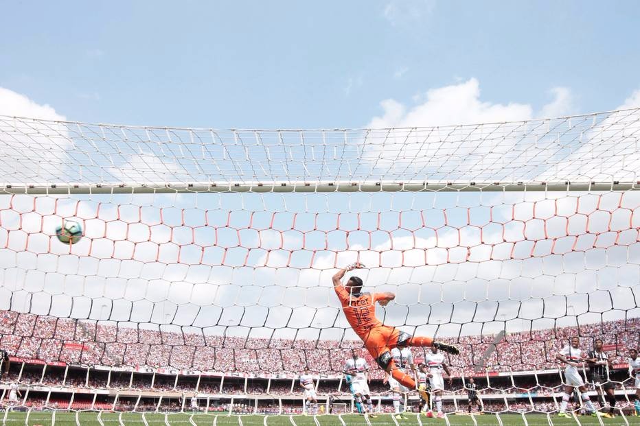 São Paulo joga melhor, mas cede empate ao Corinthians diante de público recorde Sidão no gol marcado pelo Corinthians (Foto: Daniel Teixeira/Estadão)