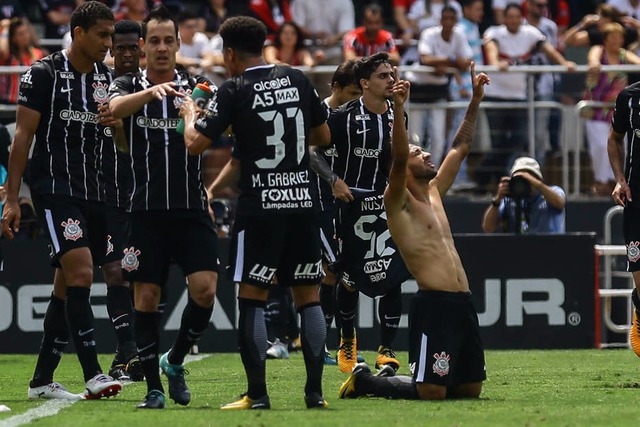 São Paulo joga melhor, mas cede empate ao Corinthians diante de público recorde Equipe do Corinthians comemora empate com gol de Clayson (Foto: Gabriela Bilo/ Estadão)