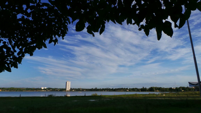 Com nuvens em formação, o dia será de calor. No detalhe, a Lagoa Maior nesta manhã. (Foto: Ricardo Ojeda)