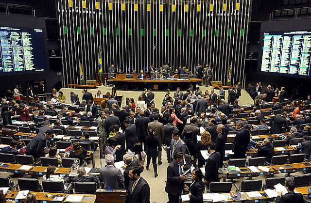 Deputados aprovaram emenda que aplica critérios de reajuste às aposentadorias e pensões de valor superior a um salário mínimo. (Foto: Assessoria)