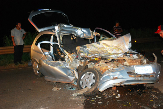 Acidente entre carro e ônibus deixa um homem ferido na MS-395 em Bataguassu A parte frontal do veículo ficou completamente destruída, ocasionada pelo acidente. (Foto:Da Hora Bataguassu)
