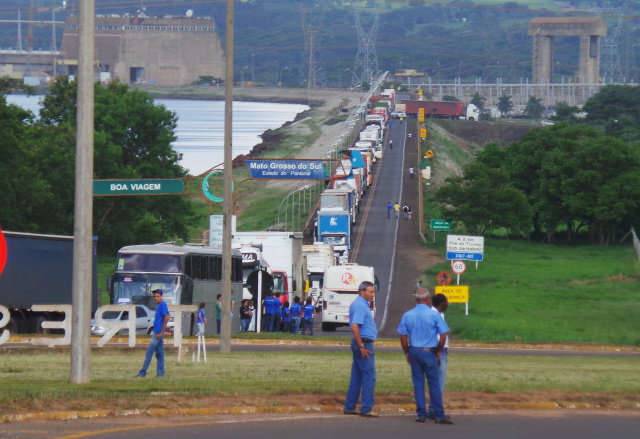 Congestionamento formou fila de mais de quilômetros sobre a barragem da Usina Hidrelétrica de Jupiá (Foto: Ricardo Ojeda) 