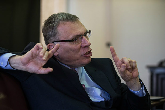 Justiça de Brasília suspende nomeação de ministro da Justiça O ministro Eugênio Aragão em entrevista em seu gabinete (Foto: Diego Padgurschi/Folhapress)