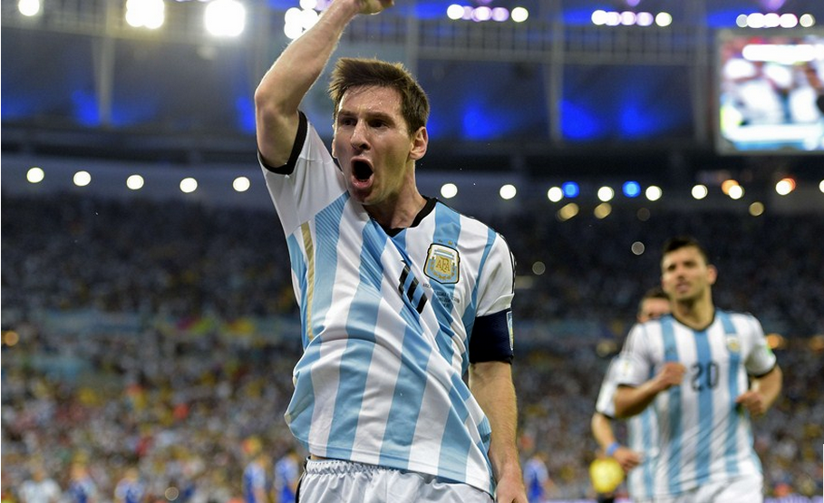 O atacante argentino Messi comemora o gol marcado na vitória contra a Bósnia, no domingo (Foto: Fifa)