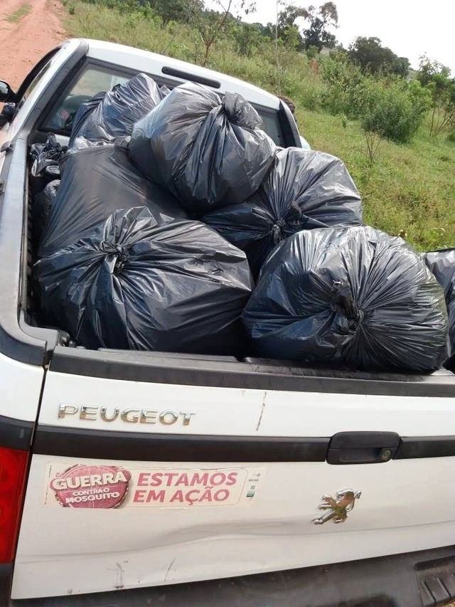 Agentes de Combate de Endemias recolhem entulho em ação contra a dengue Carro da equipe saiu cheio de lixo recolhido dos terrenos. Foto: Divulgação