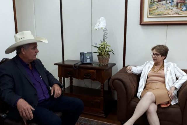 Guerreiro vai a Brasília e consegue quase R$ 3 milhões em recursos para a cidade Guerreiro e a Ministra da Agricultura, Tereza Cristina. Foto: Divulgação.