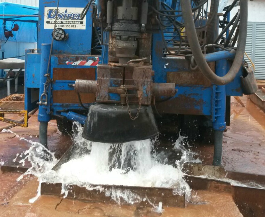 Poço sendo perfurado em Três Lagoa pela empresa Sanesul. (Foto: Assessoria)