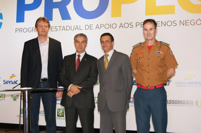 Certificado de Vistoria dos Bombeiros passará a ser emitido via internet Da esquerda para direita: O ministro da Secretaria da Micro e Pequena Empresa, Guilherme Afif Domingos, governador Reinaldo Azambuja, o secretário estadual de Segurança Pública, Sílvio Maluf e o Comandante-Geral do Corpo de Bombeiros, coronel Esli Ricardo de Lima. (foto: Divulgação)