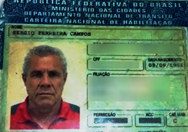A CNH de Sérgio Campos foi encontrada depois de o corpo ser retirado da Saveiro (Foto: Celso Daniel/Perfil News)