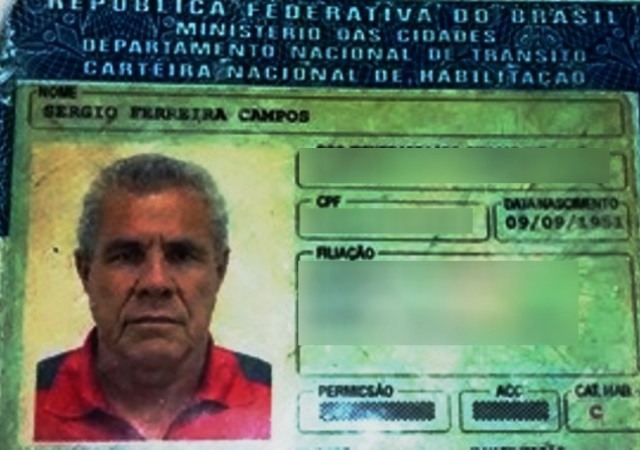 Vítima fatal é identificada; o idoso morava em Três Lagoas A CNH de Sérgio Campos foi encontrada depois de o corpo ser retirado da Saveiro (Foto: Celso Daniel/Perfil News)