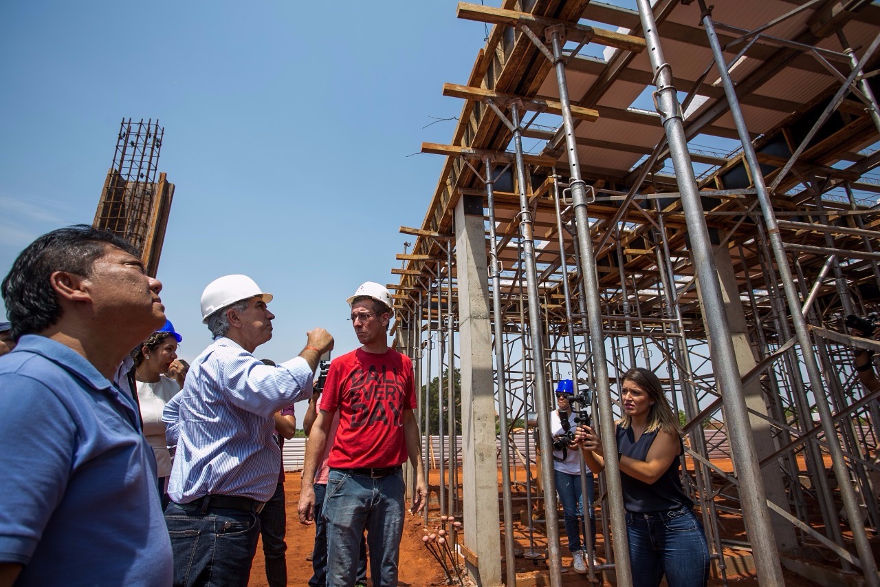 Ao centro da imagem, governador Reinaldo Azambuja vistoria construção. (Foto: Ygor Andrade/ Perfil News). 