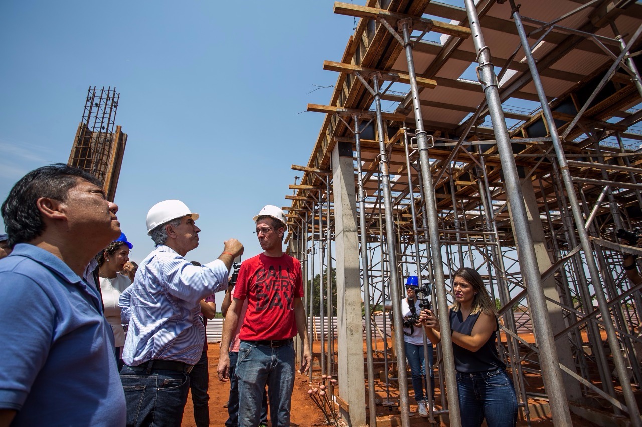 Novo hospital de Três Lagoas pode ser entregue antes do prazo Ao centro da imagem, governador Reinaldo Azambuja vistoria construção. (Foto: Ygor Andrade/ Perfil News).