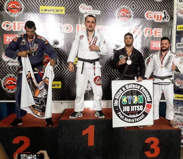 Jefferson Macalé, da equipe Syon, trouxe a medalha de bronze na categoria faixa preta. Foto: Divulgação