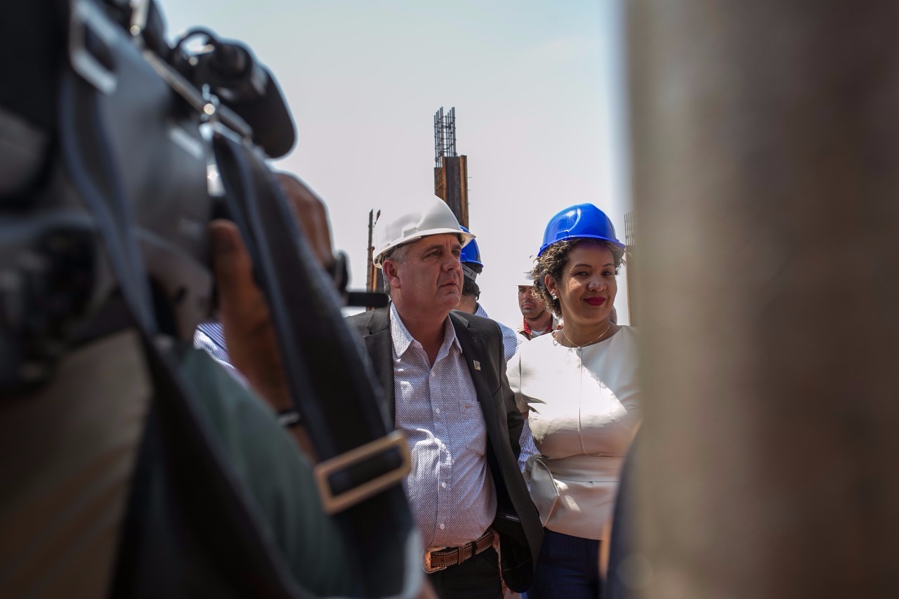 Novo hospital de Três Lagoas pode ser entregue antes do prazo Prefeito Angelo Guerreiro e primeira-dama, Laide Daiane acompanharam Azambuja, (Foto: Ygor Andrade/ Perfil News).
