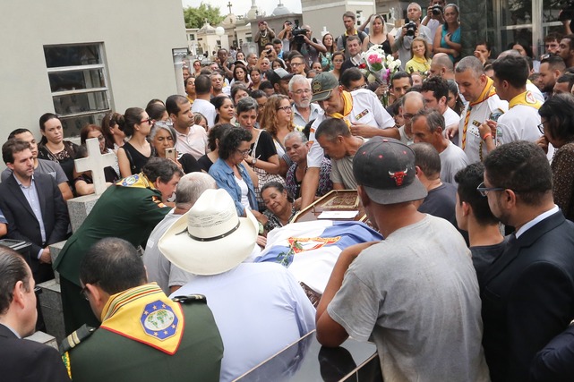 Para psiquiatra, o temor é que o ataque de Suzano seja copiado Familiares e amigos no sepultamento do estudante Samuel Melquíades Oliveira Silva, de 16 anos, no Cemitério São Sebastião, em Suzano, na Grande São Paulo, na tarde desta quinta-feira, 14 de março de 2019. Ele é uma das vítimas do ataque feito por dois ex-alunos na Escola Estadual Raul Brasil (Foto: Fábio Vieira/FotoRua/Folhapress)
