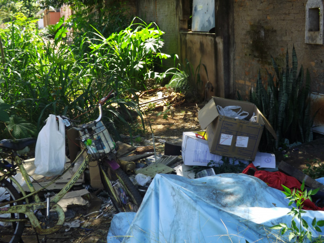 Imóveis sujos e matagal em terrenos contribuem para a proliferação da Dengue É difícil acreditar que alguém possa estar sobrevivendo ali, em meio a tanto lixo, perigo e mal cheiro (Foto:Laryssa de Andrade)