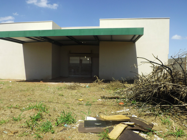 Imóveis sujos e matagal em terrenos contribuem para a proliferação da Dengue A obra inacabada da Unidade Básica de Saúde do Bairro Nova Três Lagoas é motivo de queixa constante dos moradores e até para a polícia (Foto:Laryssa de Andrade)