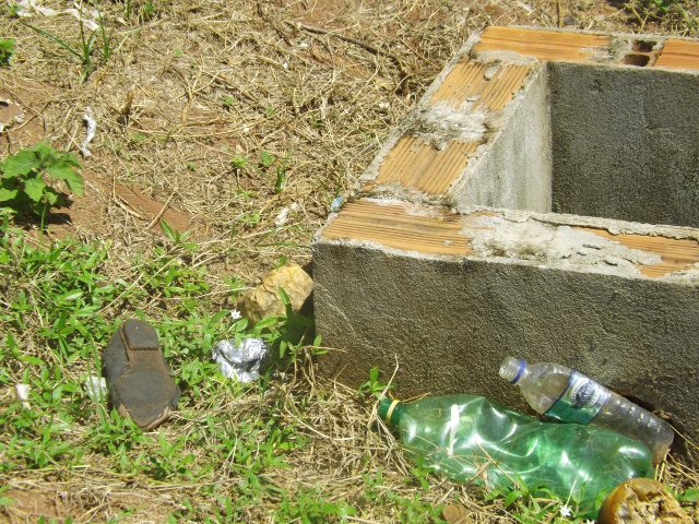 Garrafas plásticas, e um buraco aberto, mais um perigo já que o terreno da obra não é cercado (Foto:Laryssa de Andrade) 